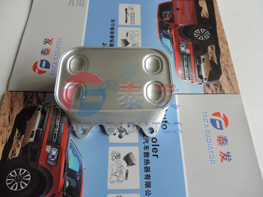 Alta eficiencia del refrigerador de aceite de motor de Volkswagen TF-1071 03L117021C 12 meses de garantía
